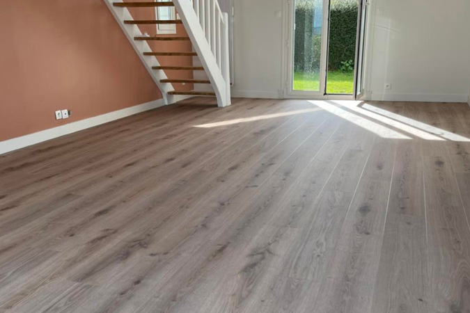 Pose d'un revêtement de sol en lames LVT à Caen