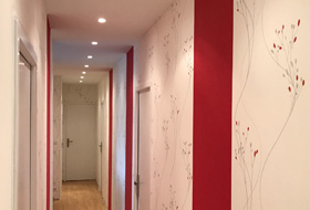 Rénovation d'un couloir en papier-peint et peinture